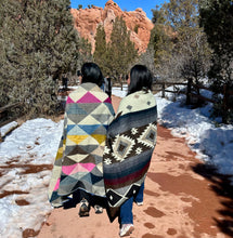 Load image into Gallery viewer, Tradicional Original Medium Reversible Alpaca Blanket
